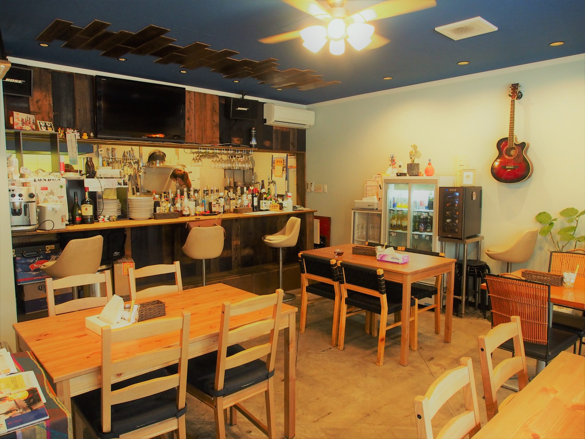 ISLAND PEAK (International Café & Bar)
