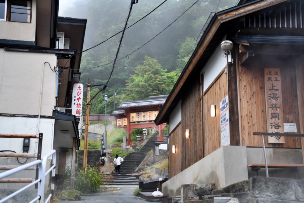 Going with Hiromi Ito, a hot spring sommelier, walking around the town of Zao Onsen