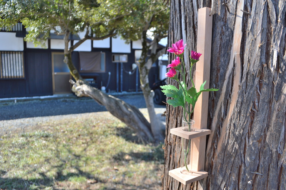 Experience making a wall-mounted single-wheeled vase that is perfect for one point in your room using wood from Yamagata Prefecture