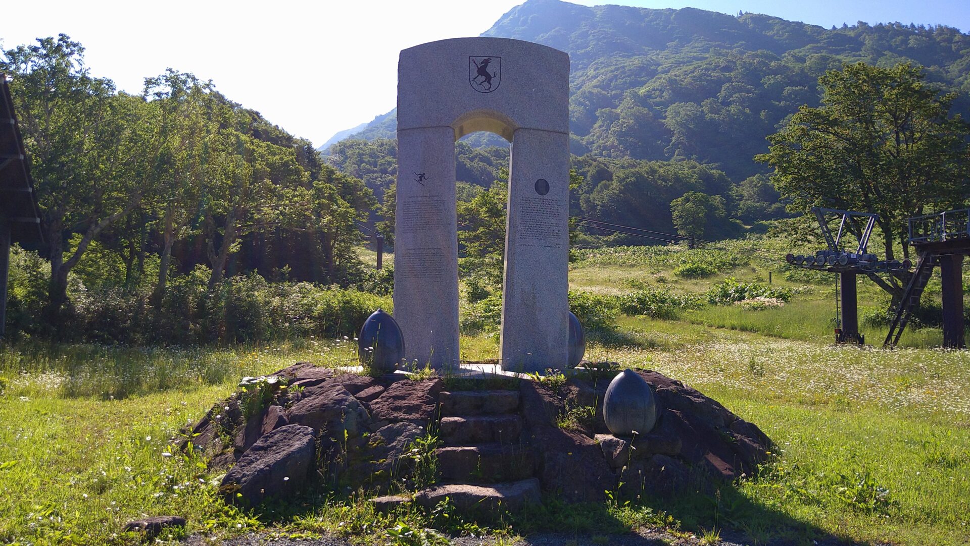 トニー・ザイラー氏顕彰碑